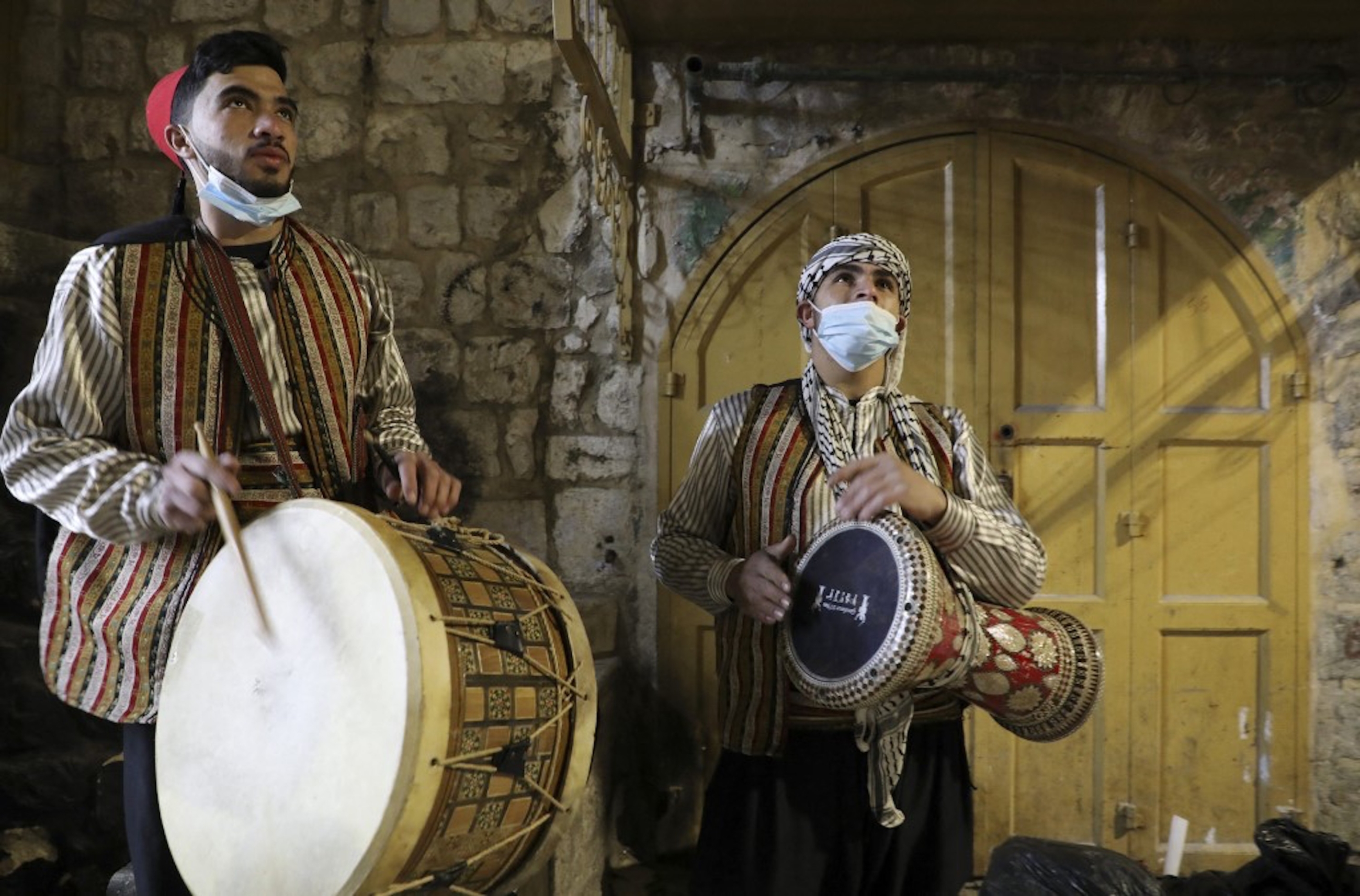 CISJORDANIE OCCUPÉE. Les musaharatis (batteurs du Ramadan), qui dans la tradition, réveillent les musulmans pour le repas traditionnel, le suhur, avant l’aube avant le début du jeûne du lendemain, font leur tournée dans la vieille ville d’Hébron, le 14 avril 2021 (AFP)