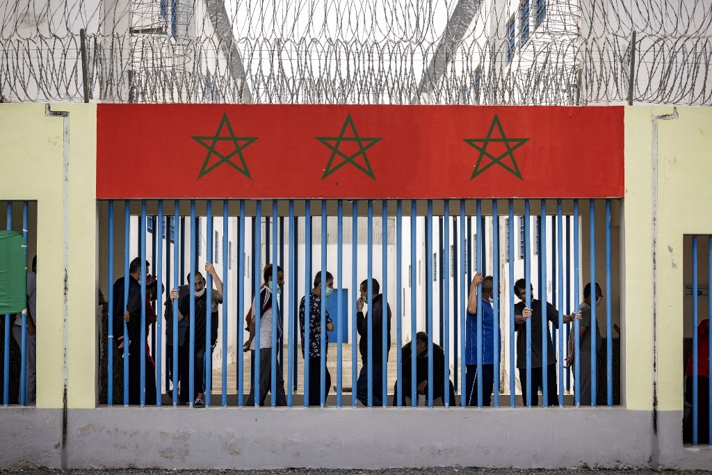Trafic de téléphones portables, de cannabis, de cocaïne, etc., ont lieu « au vu et au su de tous » en prison, raconte le journaliste marocain Hicham Mansouri (AFP/Fadel Senna)
