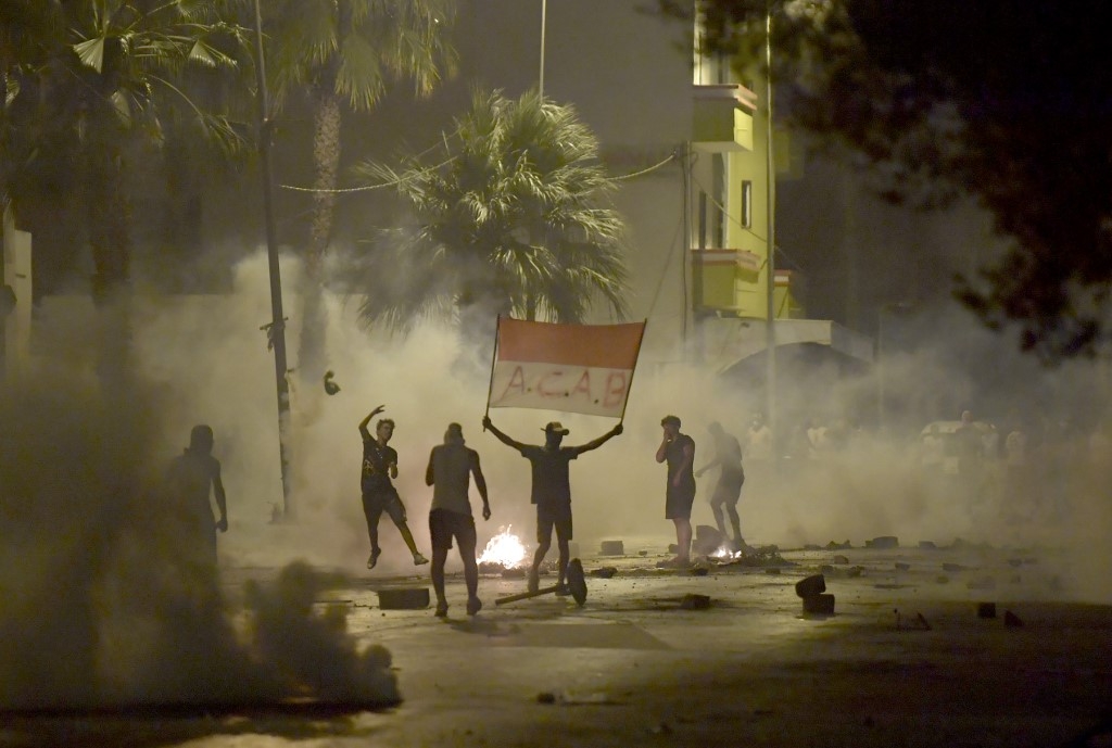 Affrontement à Sidi Hassine, près de Tunis, entre manifestants et policiers, le 12 juin 2021 (AFP/Fethi Belaid)