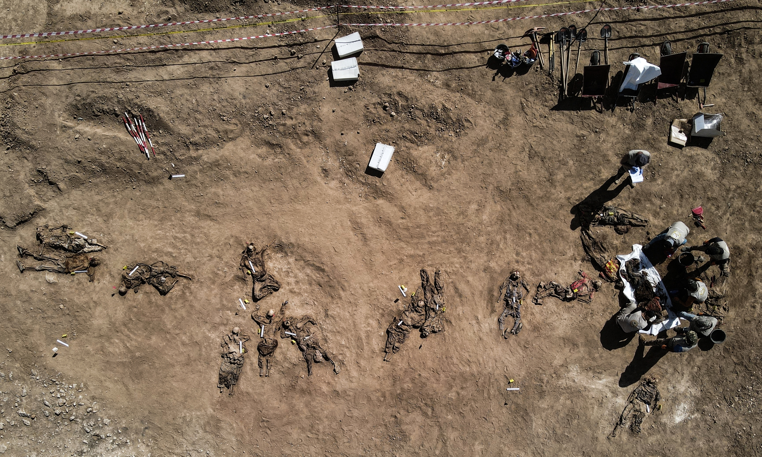 Cette photo aérienne prise le 13 juin 2021 montre des restes humains appartenant probablement aux victimes du massacre de la prison de Badouche perpétré par l’EI en 2014. Ils ont été exhumés d’une fosse commune à Badouche, un village du nord de l’Irak (AFP)