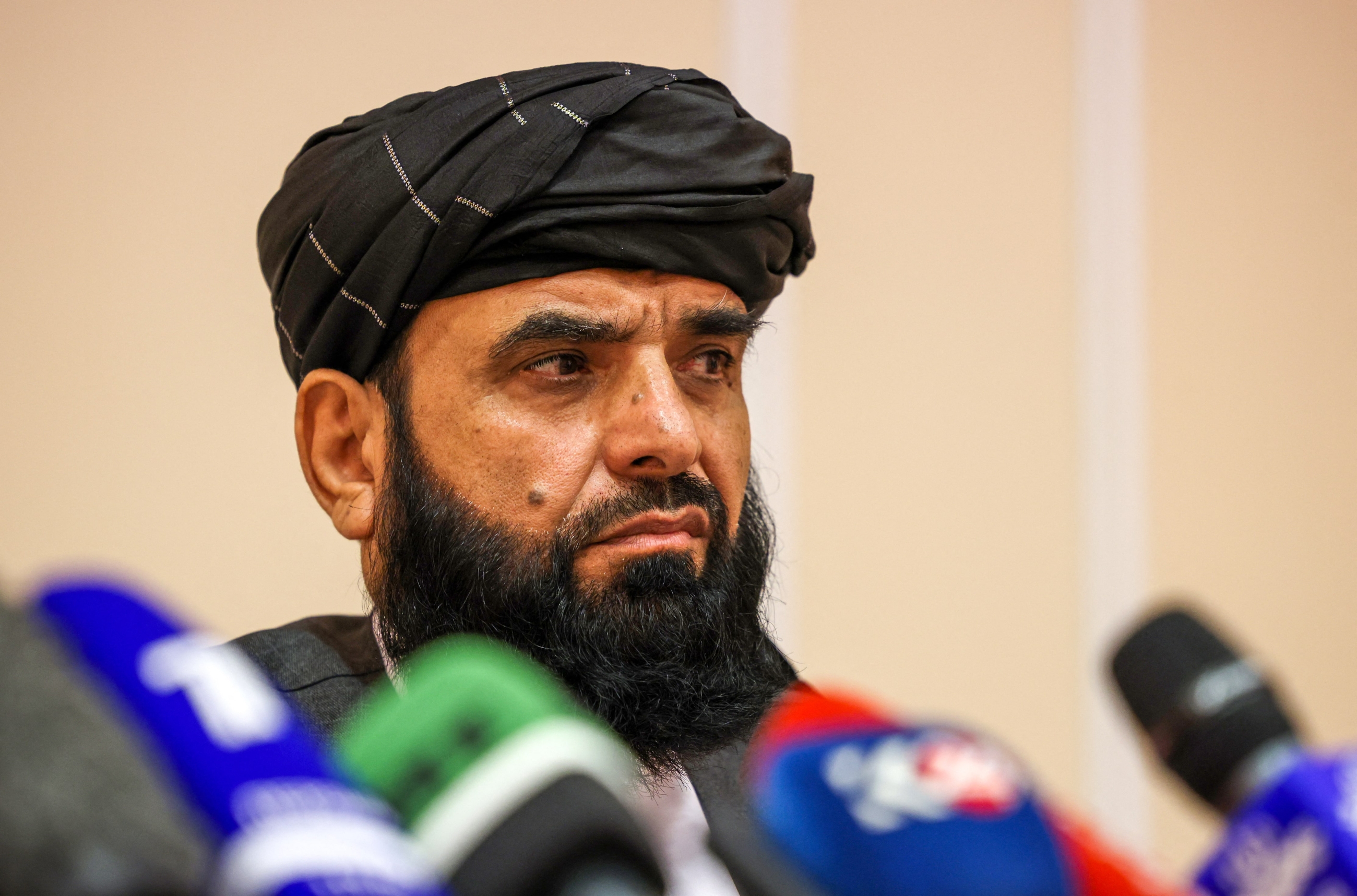 Suhail Shaheen, porte-parole et négociateur taliban, assiste à une conférence de presse à Moscou, le 9 juillet 2021 (AFP)
