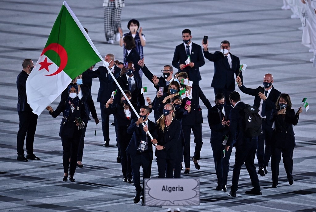 La délégation algérienne défile lors de l’ouverture des JO de Tokyo, le 23 juillet 2021 (Ben Stansall/AFP)