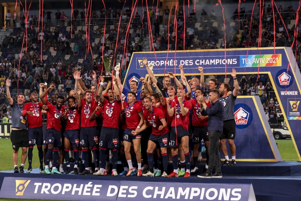 L’équipe lilloise fête sa victoire face aux parisiens au Bloomfield Stadium de Tel Aviv, le 1er août 2021 (Emmanuel Dunand/AFP)