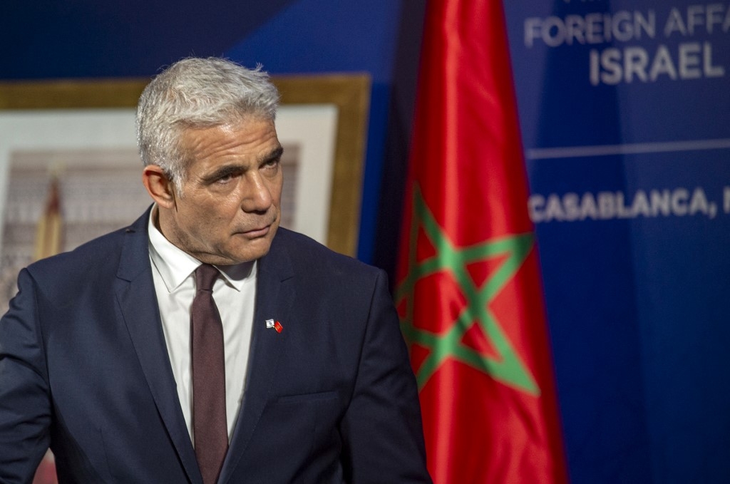 Le chef de la diplomatie israélienne, Yaïr Lapid, donne une conférence de presse à Casablanca, au Maroc, le 12 août 2021 (AFP)