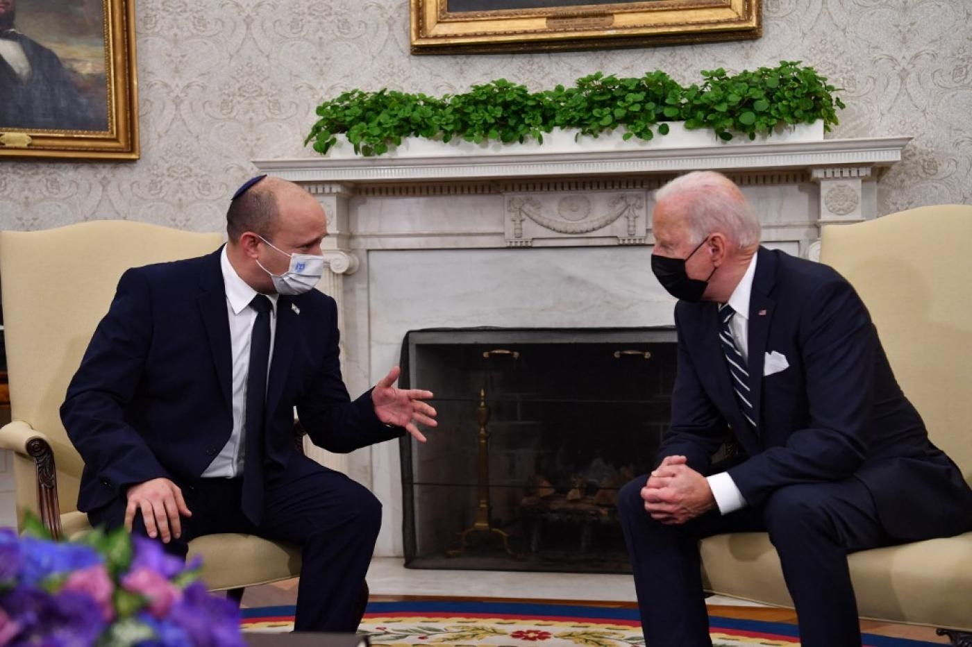 Le président américain Joe Biden rencontre le Premier ministre israélien Naftali Bennett dans le Bureau ovale de la Maison-Blanche, le 27 août 2021 à Washington (AFP)