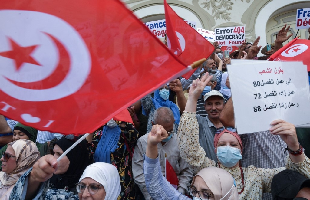 Des manifestants tunisiens scandent des slogans contre le président Kais Saied lors d’une manifestation à Tunis le 18 septembre 2021 (AFP/Fethi Belaïd) 