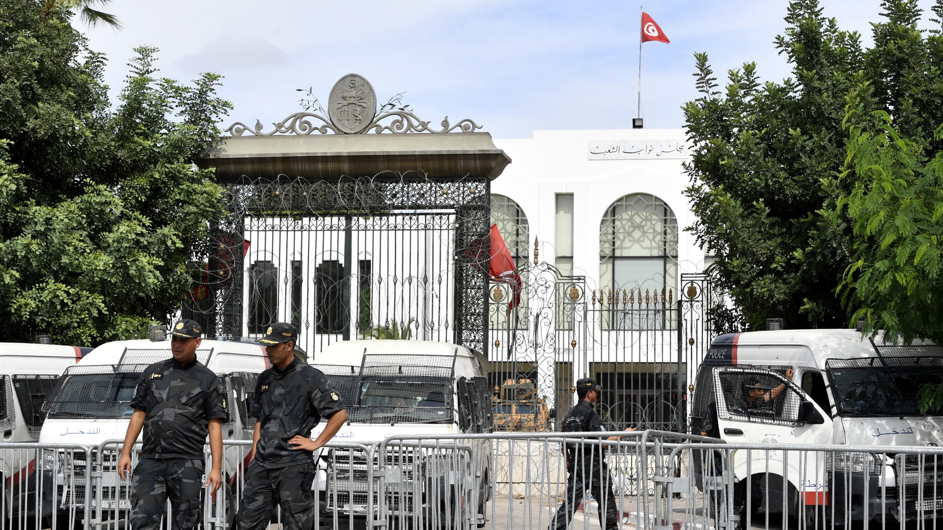 Les forces de sécurité tunisiennes gardent l’entrée du Parlement, le 1er octobre 2021 (AFP)