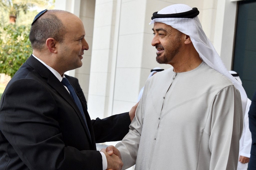 Le Premier ministre israélien Naftali Bennett rencontre le prince héritier des Émirats arabes unis, Mohammed ben Zayed (MBZ), à Abou Dabi, le 12 décembre 2021 (AFP)