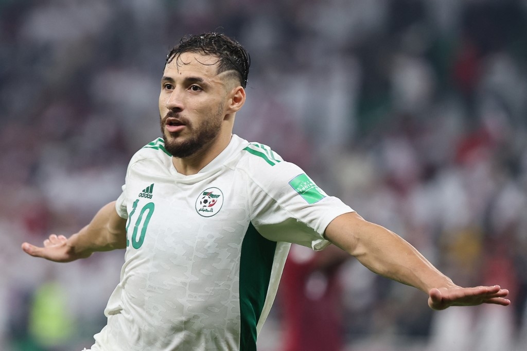 Youcef Belaïli, qui aura 30 ans en mars, a brillé ces dernières années en sélection algérienne, participant activement à la victoire de l’Algérie à la Coupe d’Afrique des nations 2019 et à celle en Coupe arabe en décembre (AFP/Karim Jaafar)