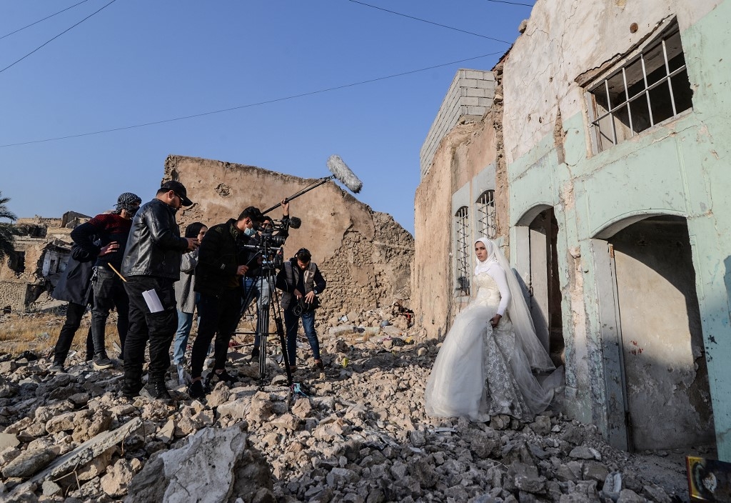 Des étudiants en cinéma travaille sur le plateau de tournage dans des ruines de la ville de Mossoul, nord de l’Irak, le 15 décembre 2021 (AFP/Zaid al-Obeidi)
