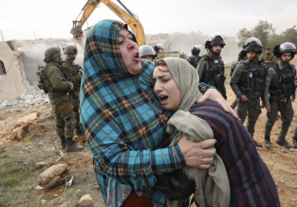 Démolition de maisons palestiniennes par l’armée israélienne dans la « zone C » de la Cisjordanie occupée, le 28 décembre 2021 (AFP/Hazem Bader)