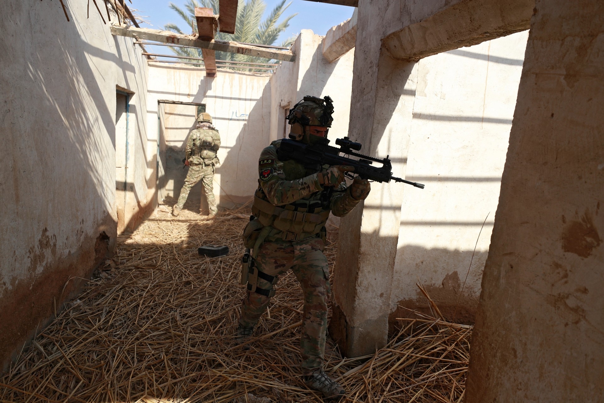 Les Forces de réaction rapide effectuent une opération de ratissage dans un village de la région de Hawi al-Adhim après l’attaque d’Umm al-Karami, le 24 janvier 2022 (AFP/Ahmad al-Rubaye)