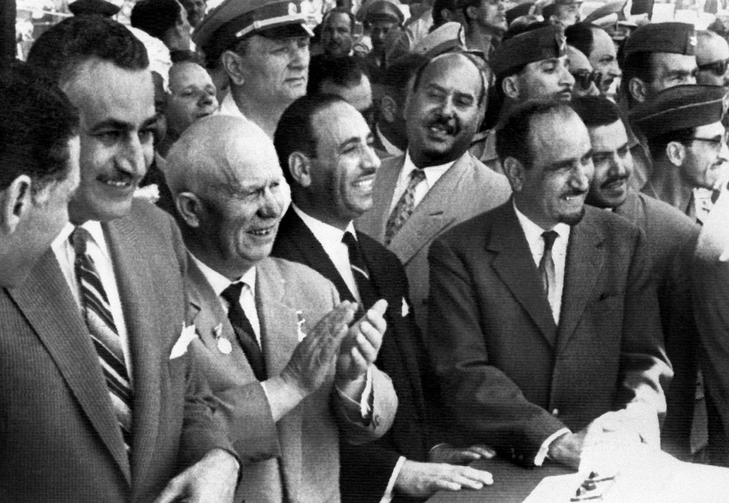 De gauche à droite : le président égyptien Gamal Abdel Nasser, le dirigeant soviétique Nikita Khrouchtchev, le président irakien Abdel Salem Aref et le président yéménite Abdallah al-Sallal, le 13 mai 1964 en Égypte (AFP)