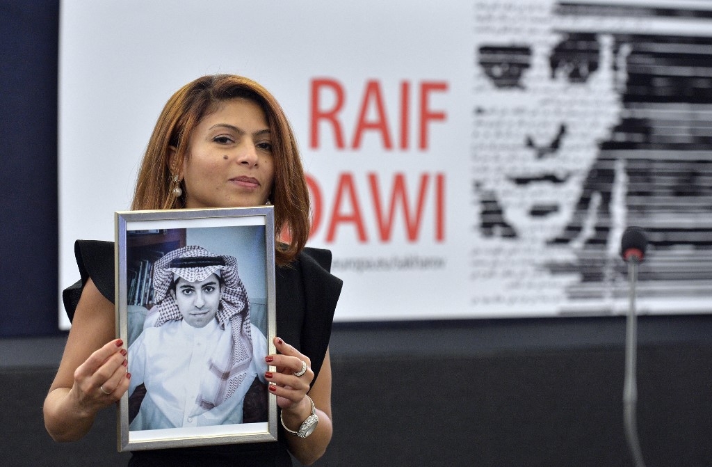 Ensaf Haidar, la femme de Raif Badawi, devant le Parlement européen à Strasbourg à l’occasion d’une manifestation, en décembre 2015 (AFP/Patrick Hertzog)