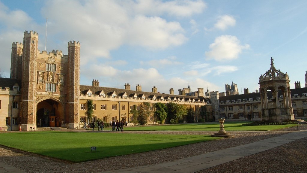 People enter the Great Court of Cambridge University's Trinity College on 29 October 2009 (AFP)