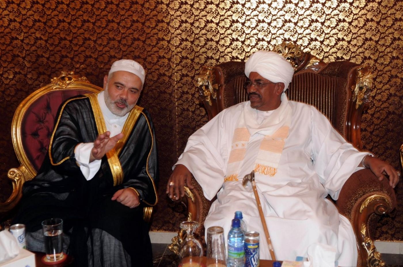 Le président soudanais déchu Omar el-Béchir (à droite) rencontre le chef du Hamas Ismaël Haniyeh dans la mosquée Nur à Khartoum, le 30 décembre 2011 (AFP)