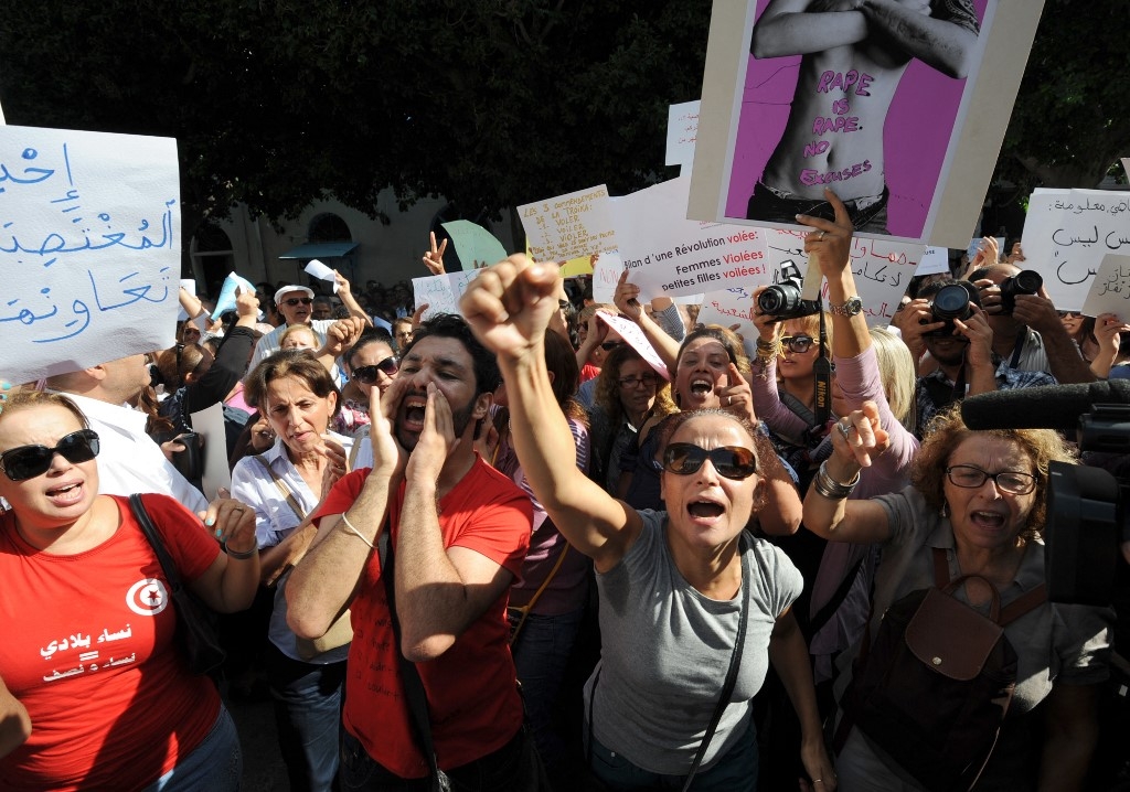 La Tunisie a voté une loi contre les violences faites aux femmes. Sauf qu’un manque de moyens sur le terrain et l’absence d’une véritable assise sociale en font une loi inapplicable et inappliquée (AFP)