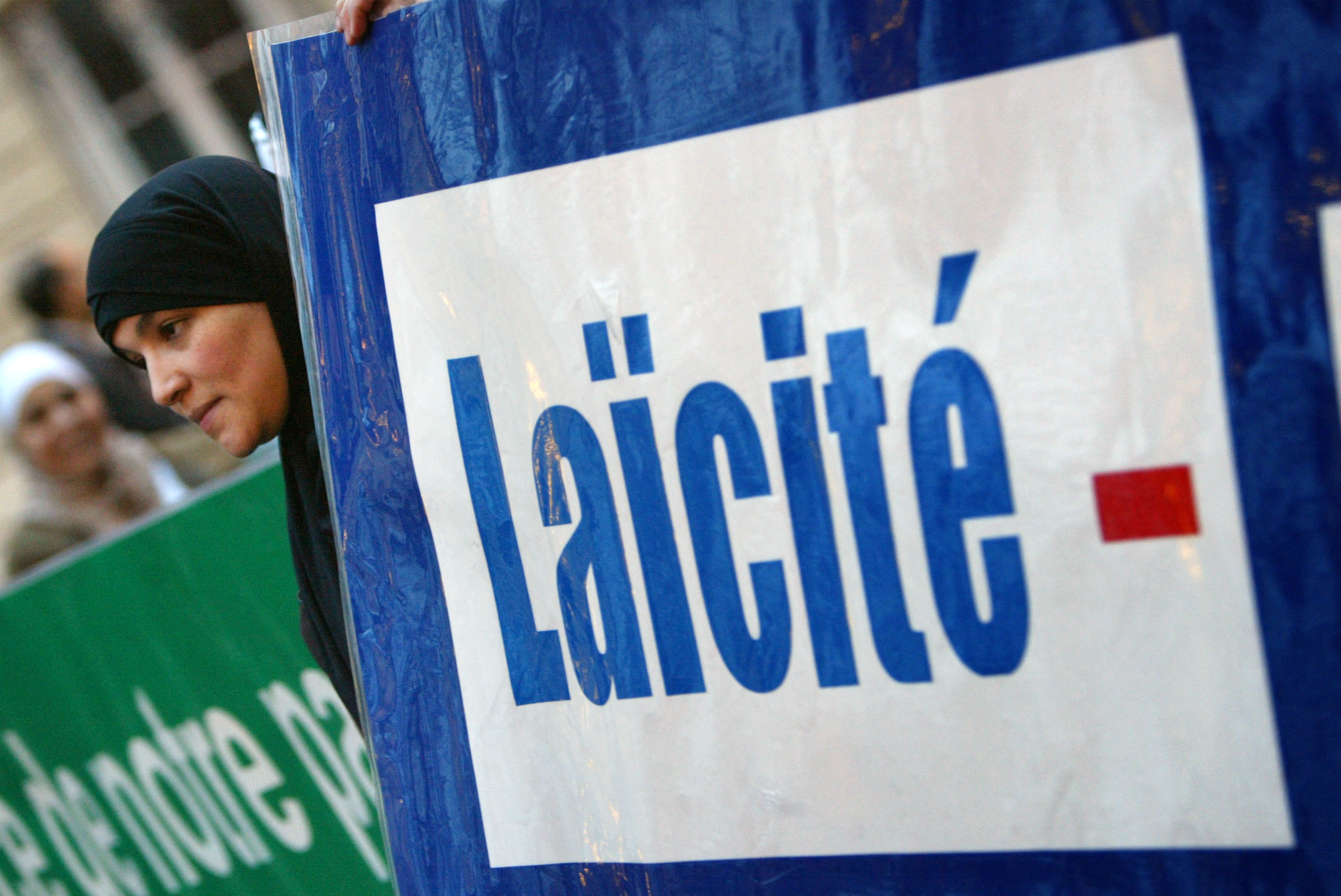 Une musulmane manifeste aux abords de l’Assemblée nationale, à Paris, contre le projet de loi sur les signes religieux à l’école, le 4 février 2004 (AFP)