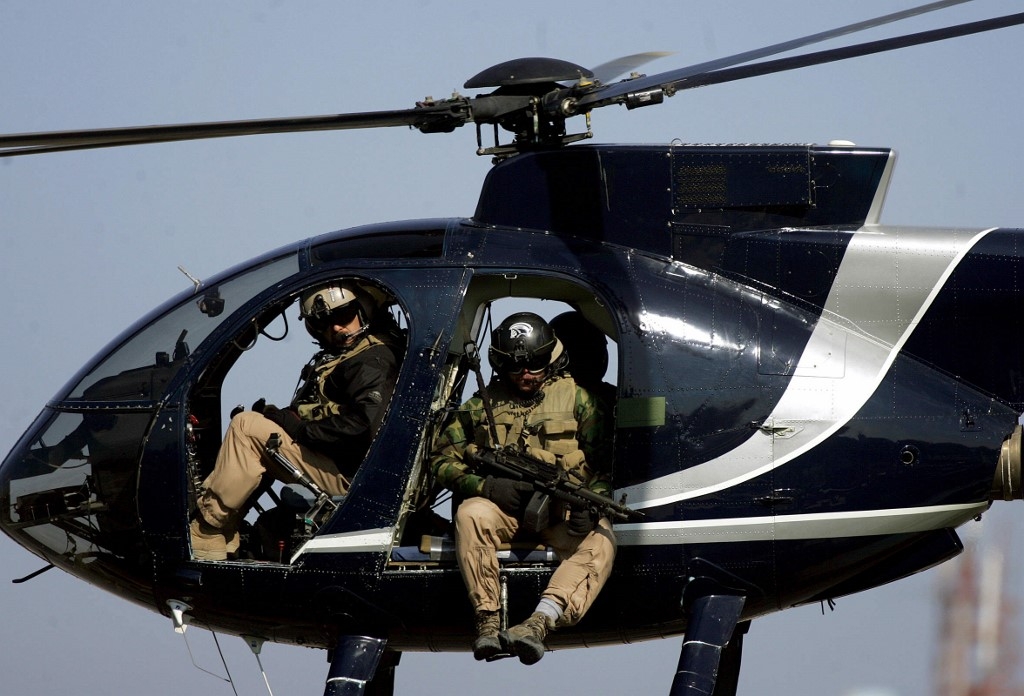 Des membres de la compagnie de sécurité privée Blackwater survolant Bagdad, le 5 février 2005 (AFP)