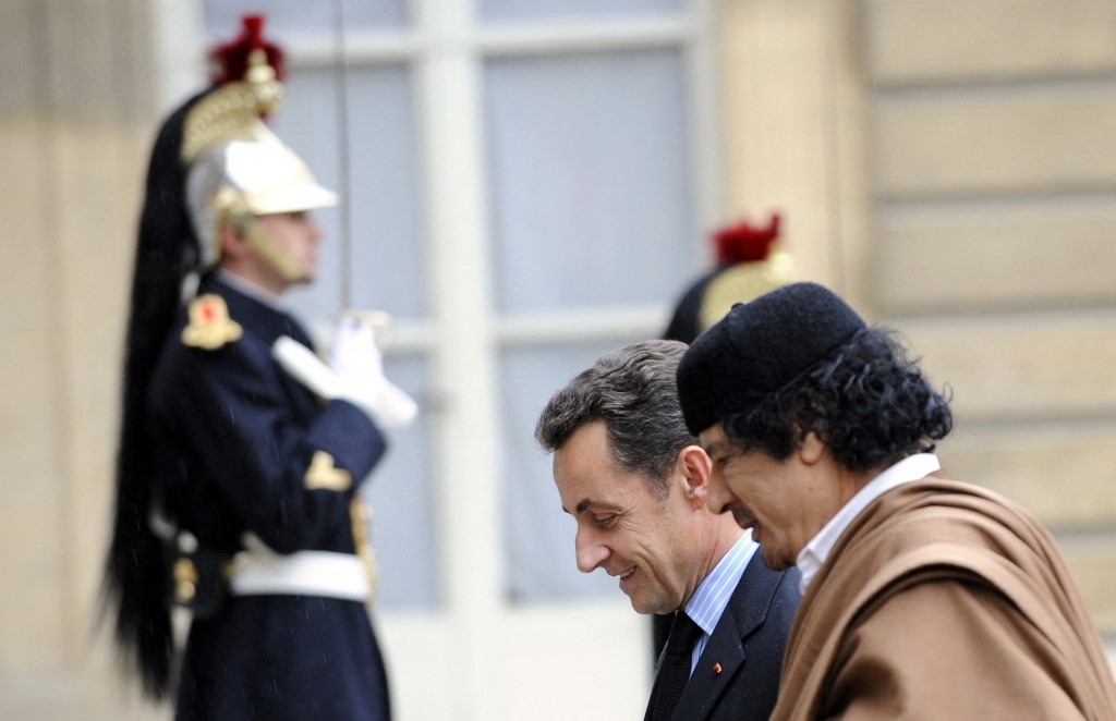 Le président français Nicolas Sarkozy accueille le guide libyen Mouammar Kadhafi au Palais de l’Élysée, le 10 décembre 2007 (AFP)