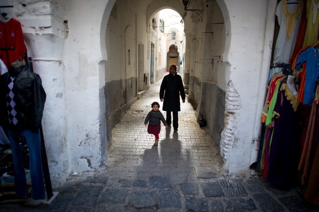 Dans la médina de Tunis, des écoles primaires ferment faute d’un nombre suffisant d’élèves alors qu’en parallèle, des hôtels et restaurants luxueux voient le jour (AFP/Martin Bureau)