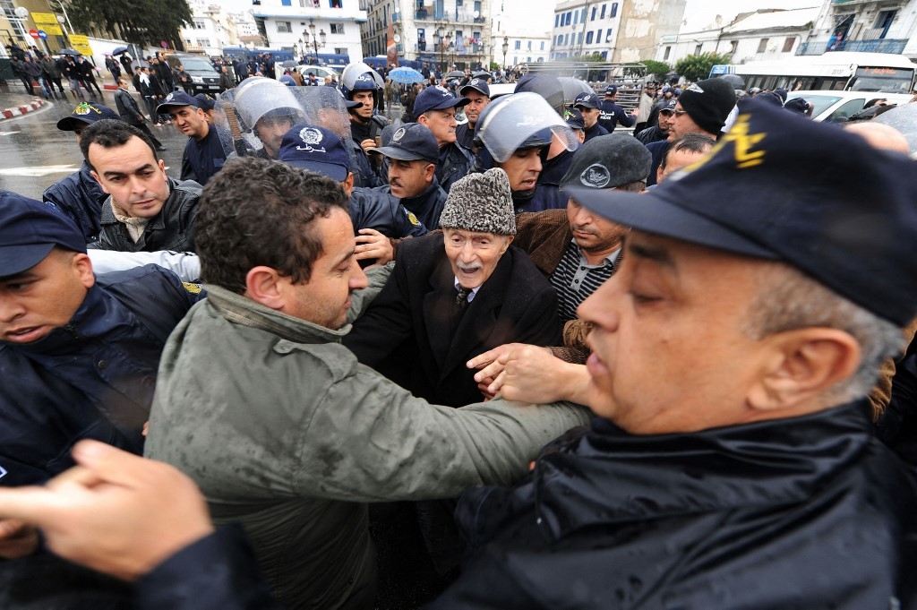 Ali Yahia Abdennour face aux forces de sécurité lors d’une manifestation à Alger, le 12 mars 2011 (AFP)