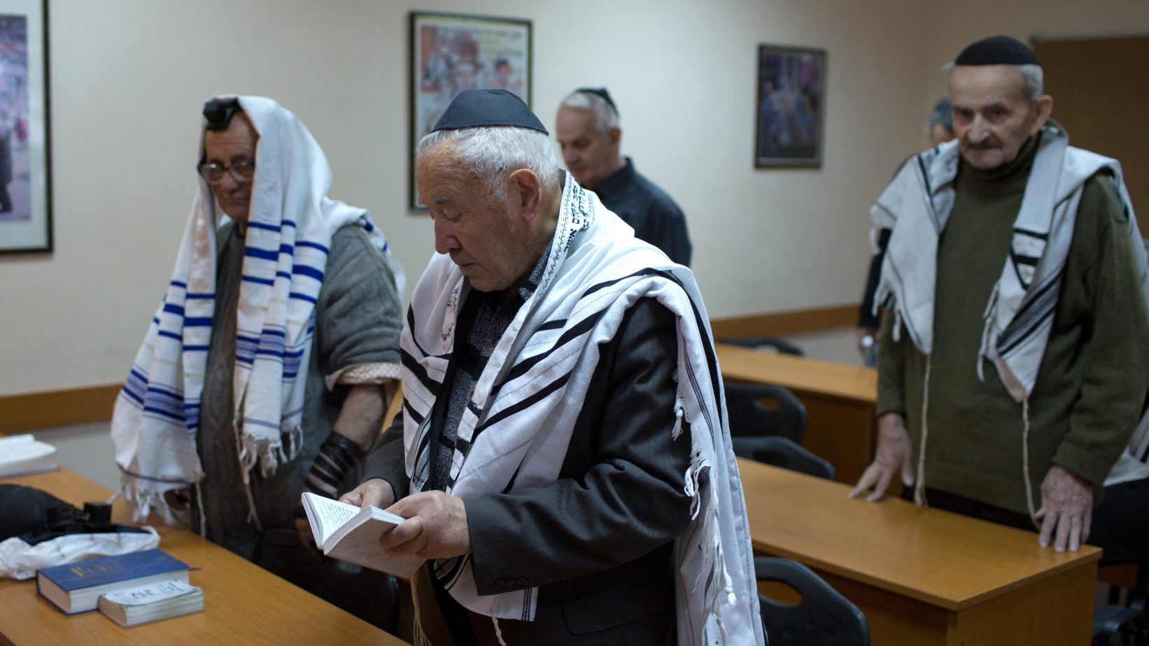 Des membres de la communauté juive ukrainienne prient dans l’unique synagogue de Donetsk, le 14 novembre 2014 (AFP)
