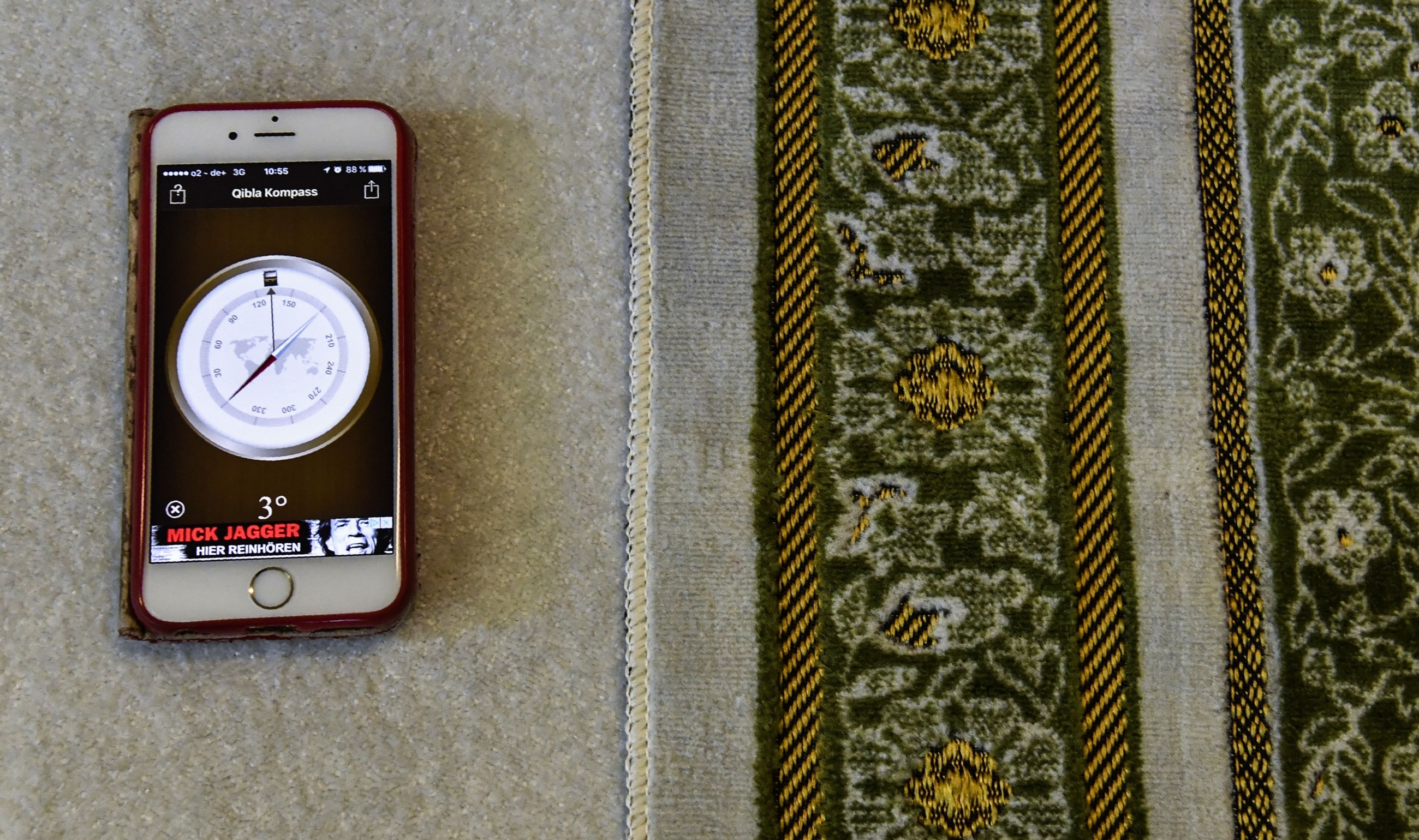 Une application de boussole sur un smartphone montre la direction de la prière dans la mosquée Ibn Rushd-Goethe à Berlin, le 28 juillet 2017 (AFP)