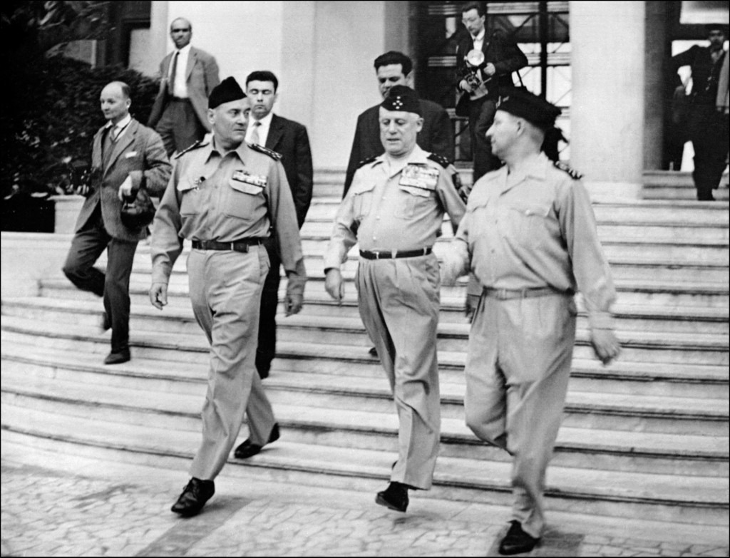 Les généraux français putschistes Edmond Jouhaud, Raoul Salan, et Maurice Challe (de G à D) quittent la délégation Générale, le 23 avril 1961 à Alger, après leur prise du pouvoir (avec le général Zeller) (AFP)
