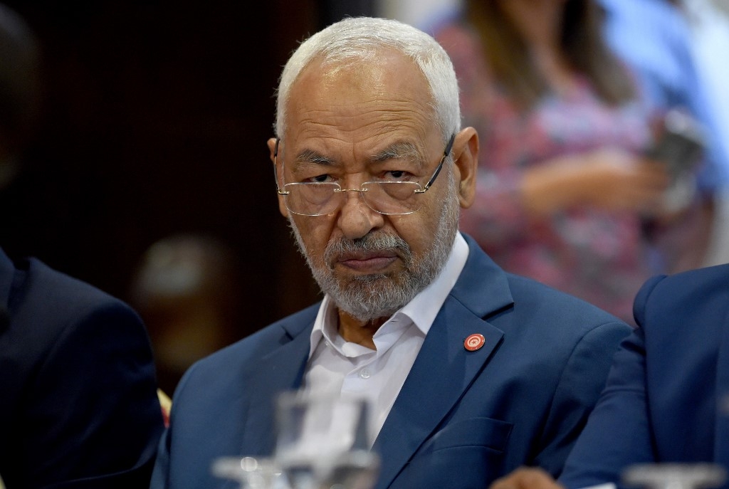 Le chef du Parlement tunisien Rached Ghannouchi a été critiqué, notamment par le président Kais Saied, pour son soutien apporté au GNA en Libye (AFP)