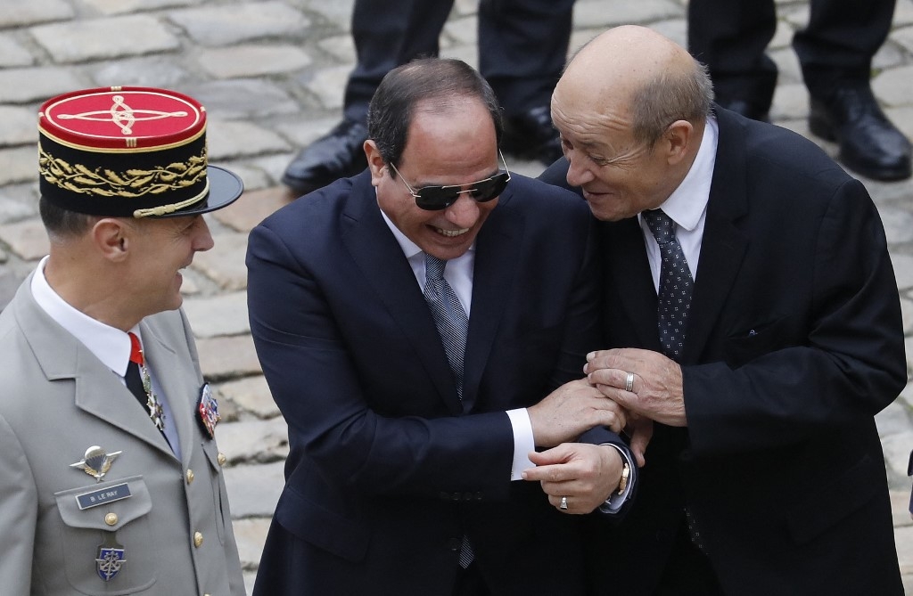 Abdel Fattah al-Sissi lors de sa visite à Paris en 2017, avec le ministre des Affaires étrangères Jean-Yves Le Drian (AFP/Patrick Kovarik)