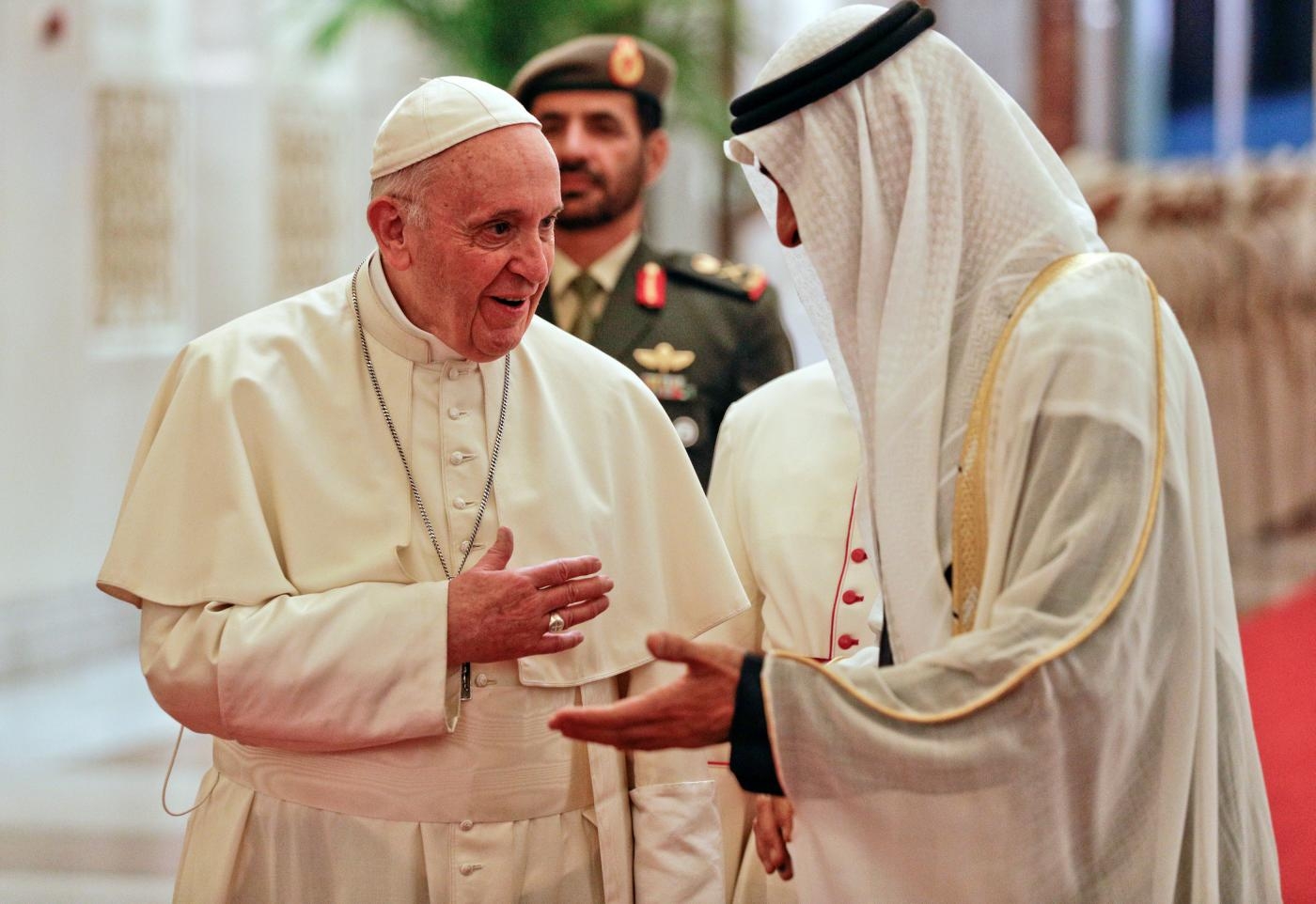 Le pape François (à gauche) est accueilli par le dirigeant de Dubaï, le cheikh Mohammed ben Rachid al-Maktoum (à droite), aux côtés du prince héritier d’Abou Dabi Mohammed ben Zayed al-Nahyane (deuxième à droite) à son arrivée au palais présidentiel d’Abou Dabi, capitale des Émirats, le 4 février 2019 (AFP)