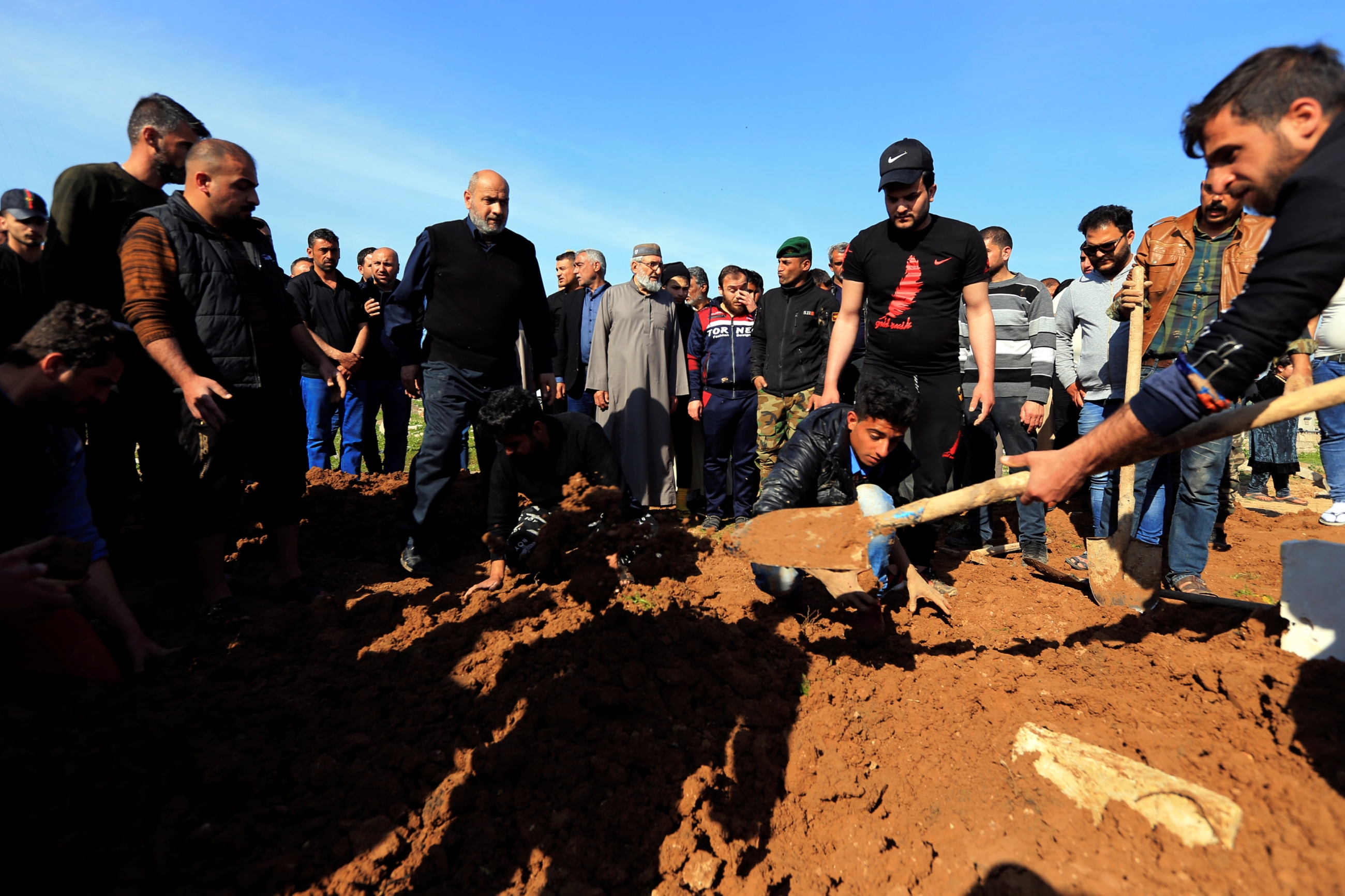 Family members of Mosul boat accident bury the dead (Reuters)