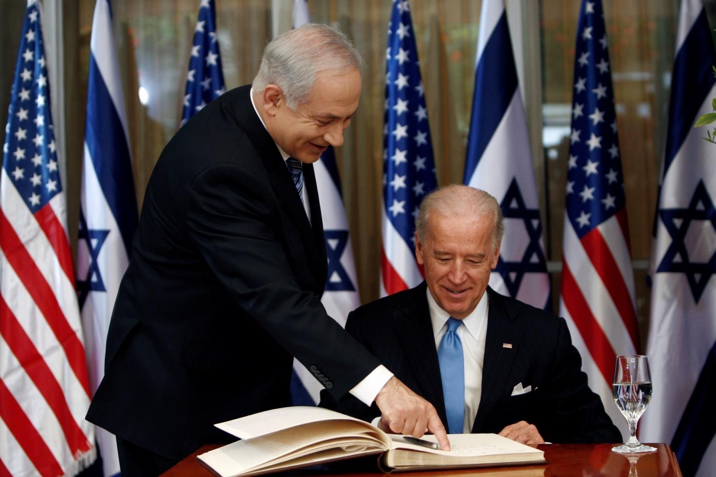 Joe Biden s’apprête à signer le livre d’or lors d’une rencontre avec le Premier ministre israélien Benyamin Netanyahou dans la résidence de ce dernier à Jérusalem, en 2010 (Reuters)