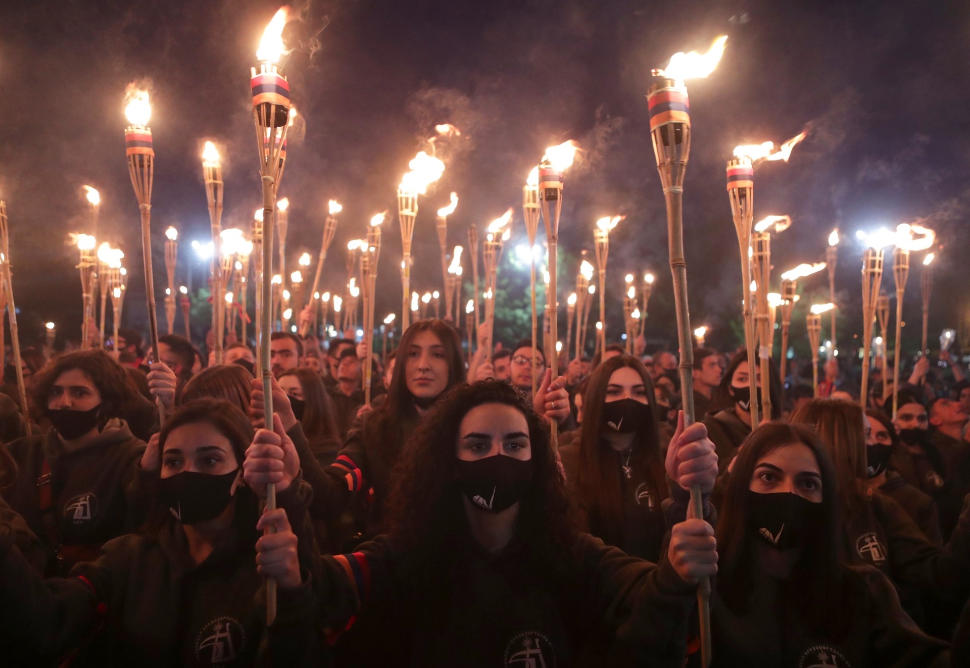 Procession aux flambeaux en hommage aux victimes du génocide arménien à Erevan, en Arménie (Reuters)