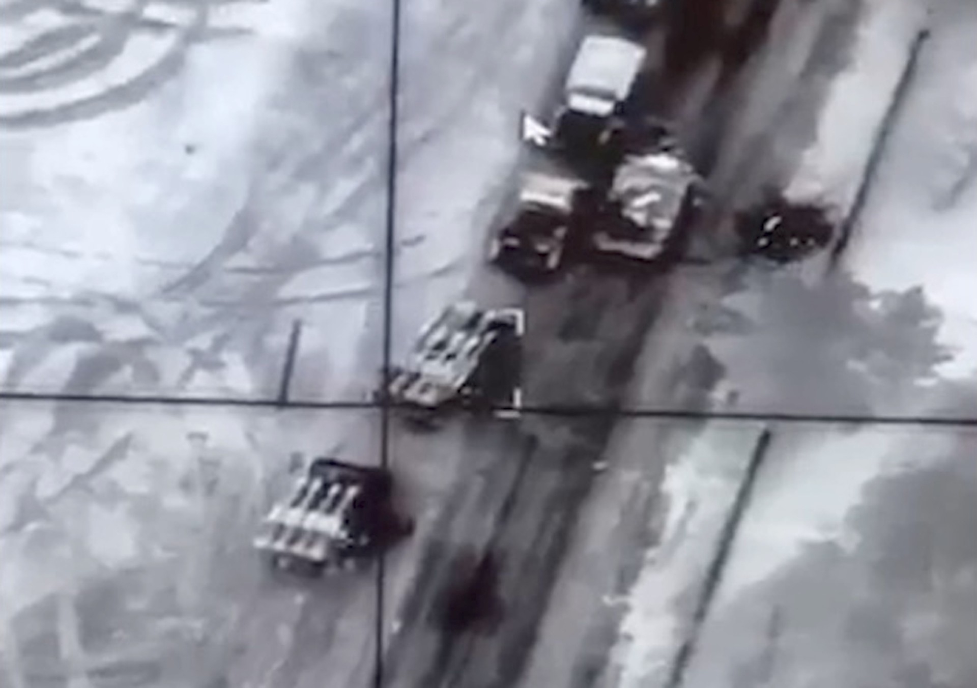 Capture d’écran d’images publiées dimanche par le ministère de la Défense ukrainien, censées montrer un convoi militaire russe frappé par des drones Bayraktar de l’armée ukrainienne dans la région de Kherson (Reuters)