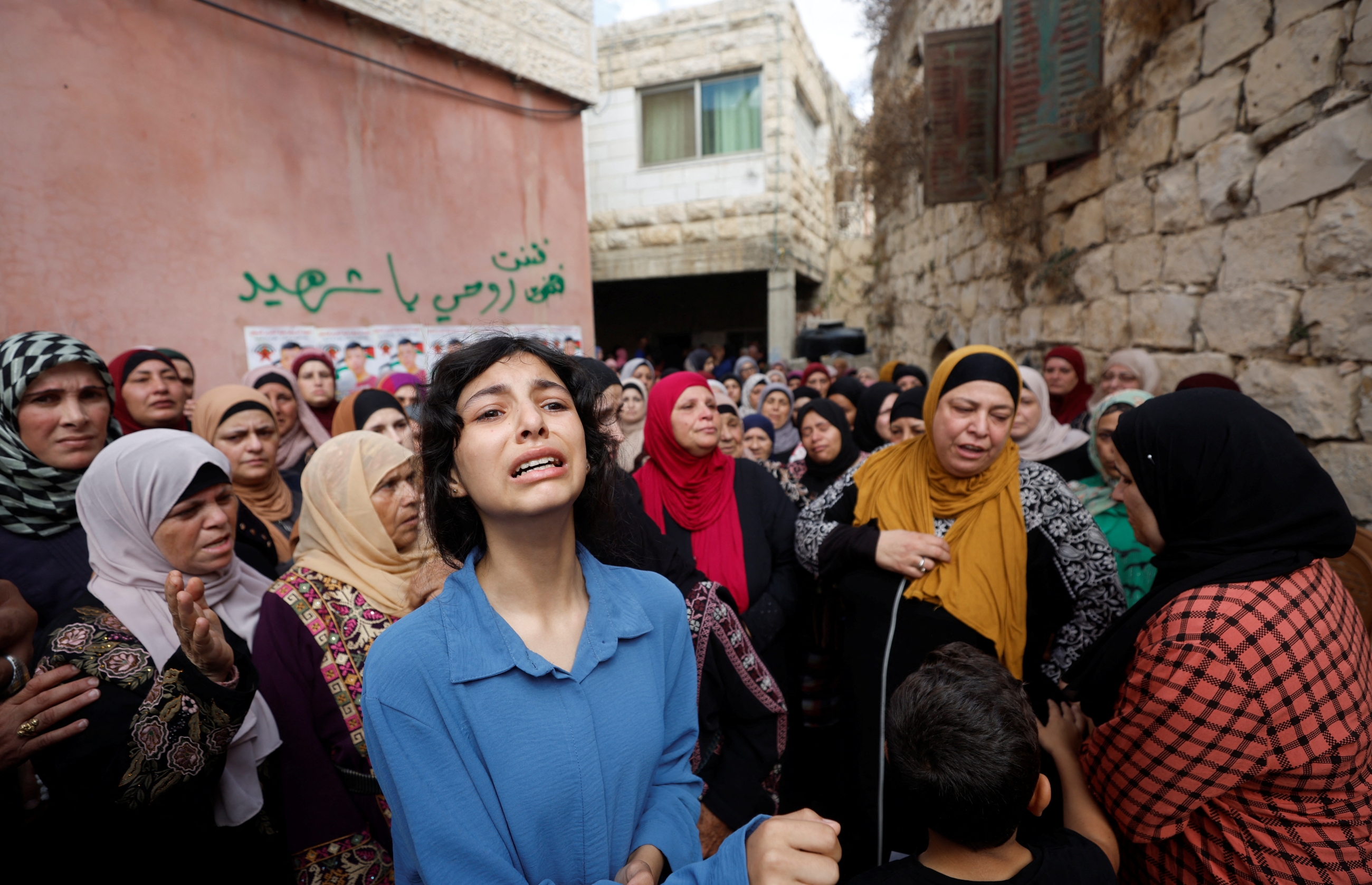 Des personnes en deuil assistent aux funérailles d’un jeune palestinien de 17 ans, tué par les forces israéliennes près de Ramallah en Cisjordanie occupée par Israël (Reuters)