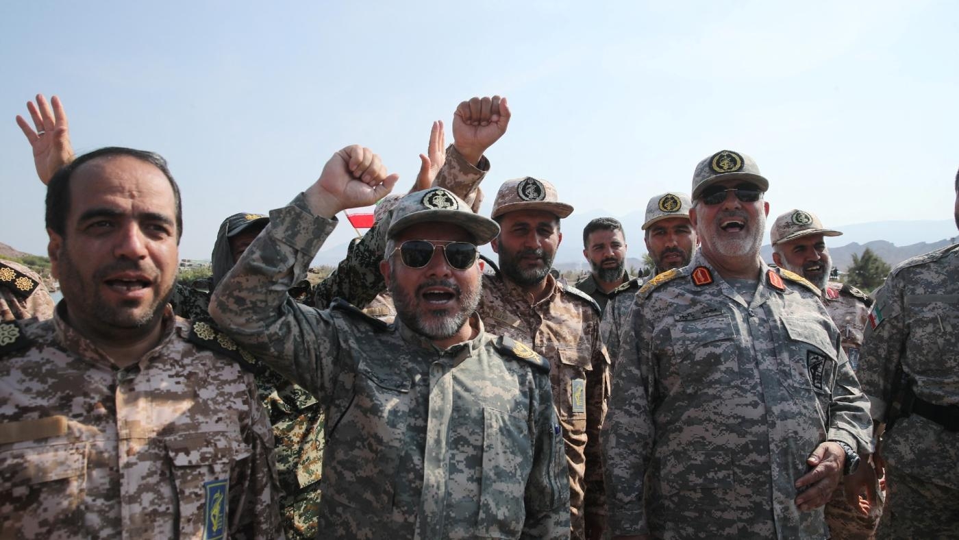 Des membres du corps des Gardiens de la révolution islamique participent à un exercice militaire des forces terrestres dans la région d’Aras, dans la province iranienne de l’Azerbaïdjan oriental, le 19 octobre (Reuters)