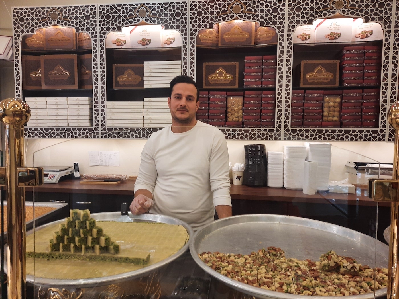 Dans la petite pâtisserie où travaille Yahya al-Hussein, « 90 % des clients sont arabes ». Le réfugié syrien veut demander la nationalité allemande (MEE/Clothilde Mraffko)