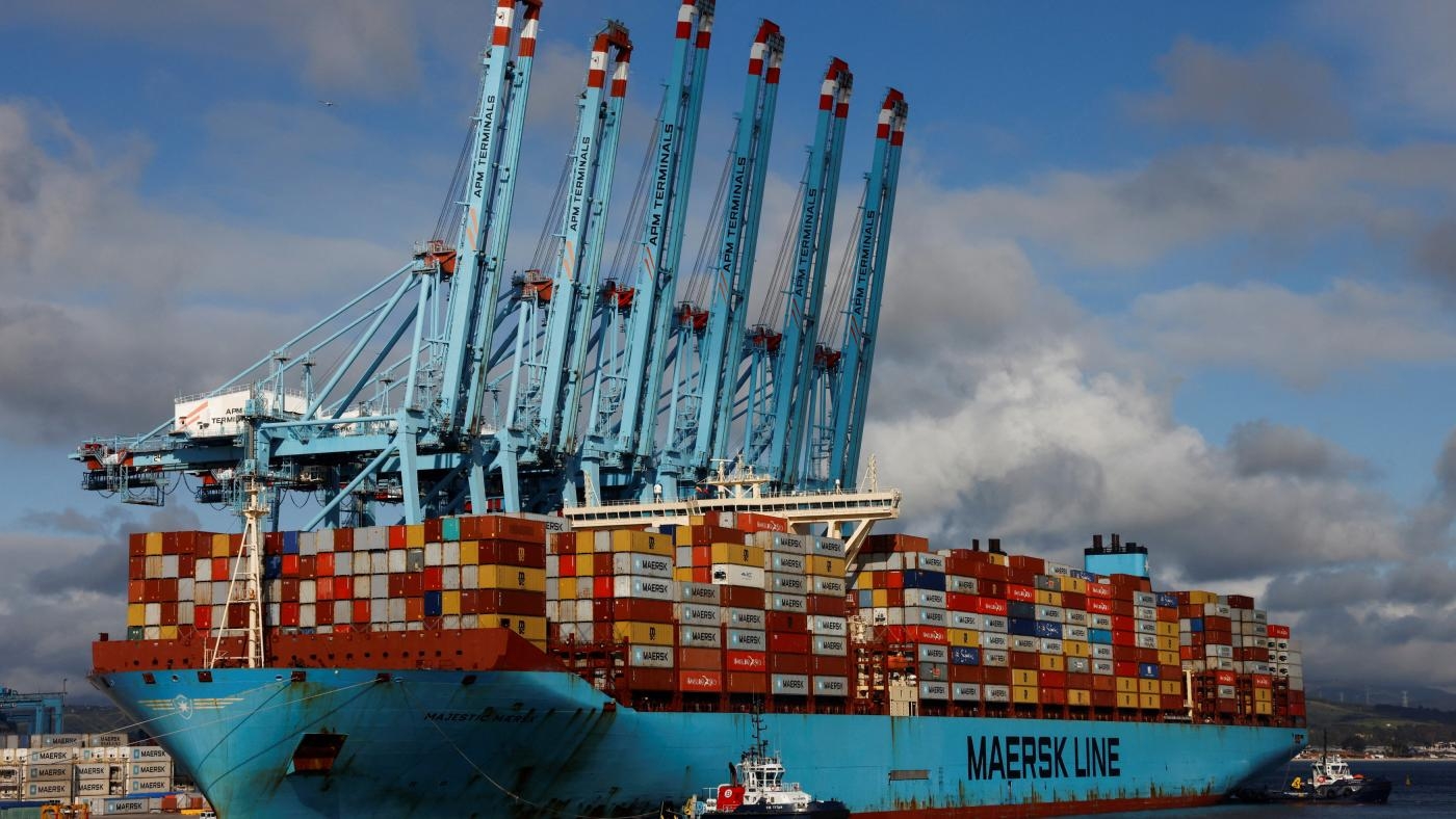 Des conteneurs sont entreposés sur le porte-conteneurs géant Majestic Maersk, l’un des plus grands au monde, le 20 janvier 2023 dans le port espagnol d’Algésiras (Reuters)