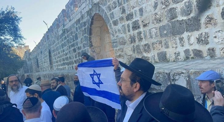 Israeli settlers raise the Israeli flag on Al-Aqsa mosque (Arab48)