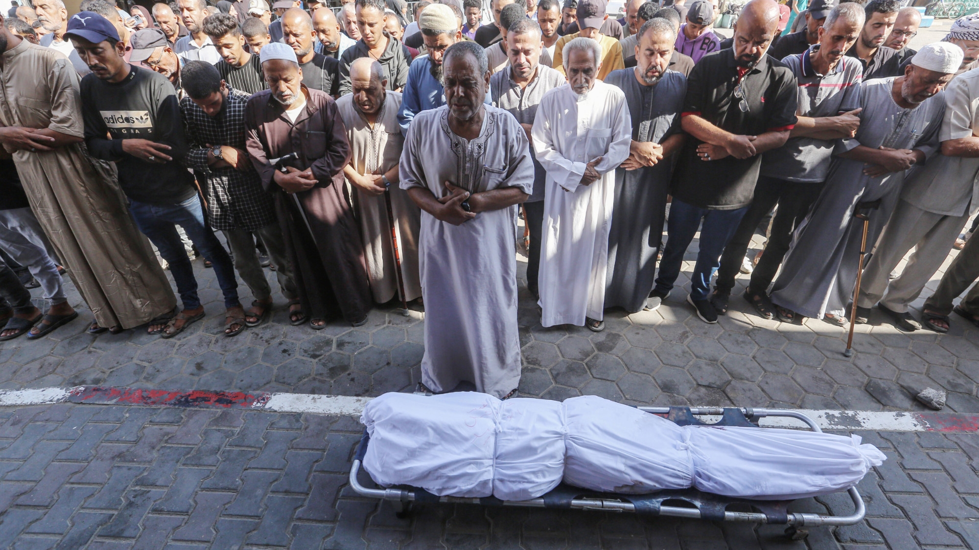 Relatives of Palestinians killed in Israeli air strikes mourn after their bodies were brought to the al-Aqsa Martyrs Hospital for burial in Deir al-Balah, Gaza on 21 August 2024 (IMAGO/APAimages/Omar Ashtawy  via Reuters)