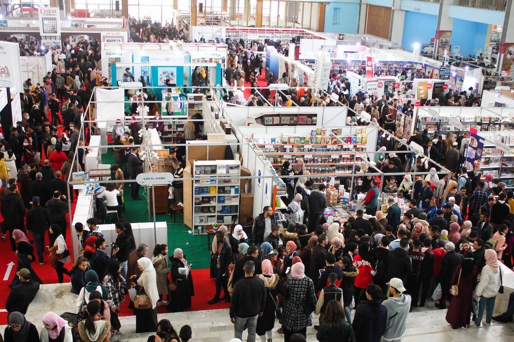 Après deux ans d’absence pour cause de pandémie, le Salon international du livre d’Alger, qui réunit pour cette édition 2022 1 250 maisons d’édition de 36 pays, attend plusieurs milliers de visiteurs (Facebook/@Sila2019Alger)