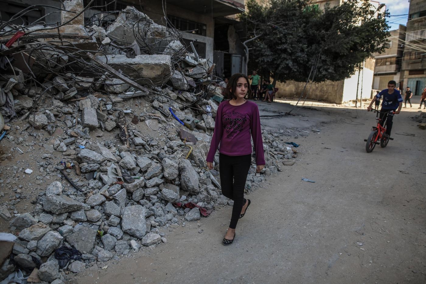 Nadine Abdel-Taif marche dans son quartier, où de nombreux bâtiments ont été détruits, le 20 mai 2021 (MEE/Sanad Latefa)