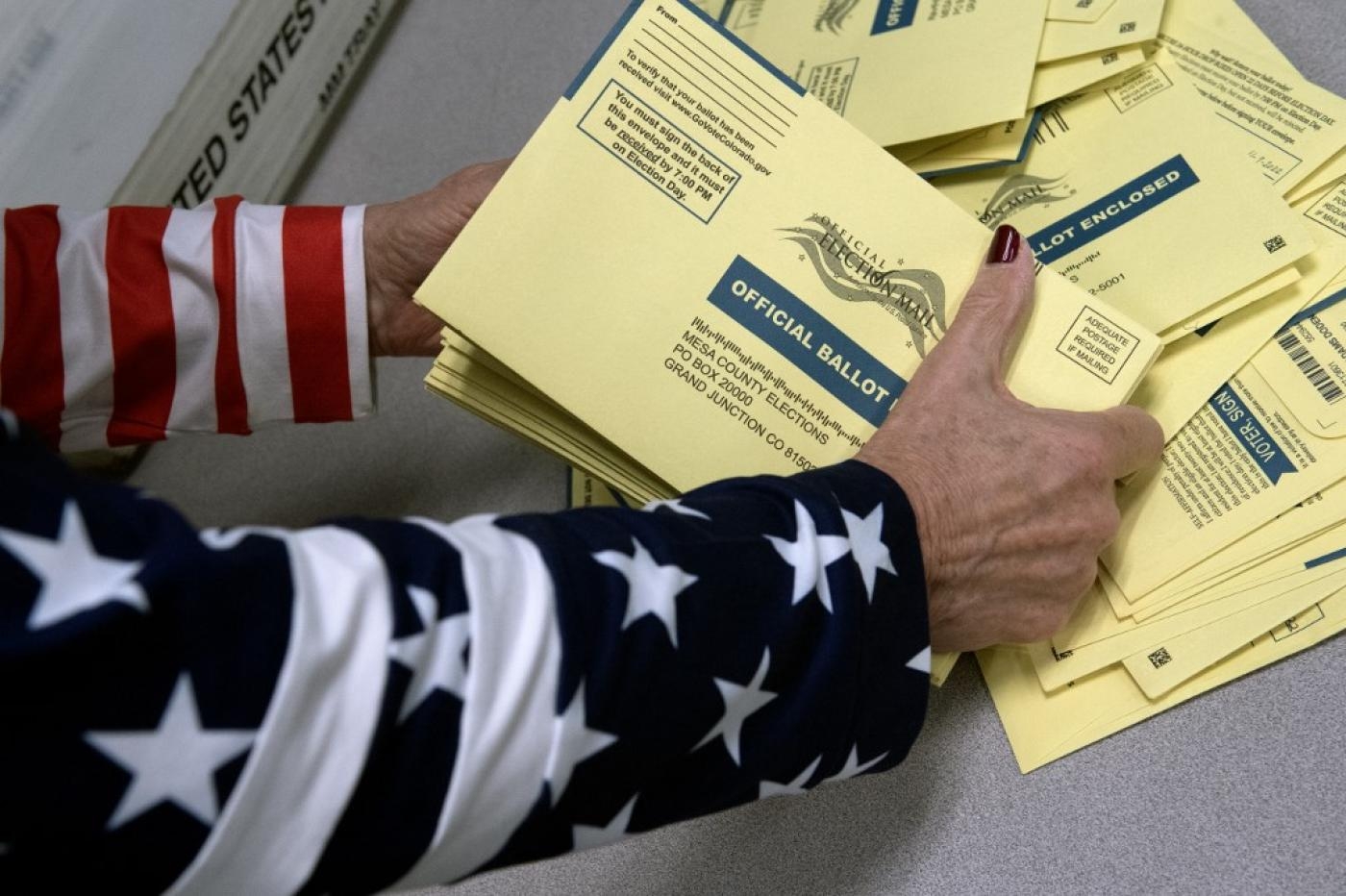 Un agent électoral trie les bulletins des élections américaines de mi-mandat aux services centraux du comté de Mesa, à Grand Junction (Colorado), le 8 novembre 2022 (AFP)