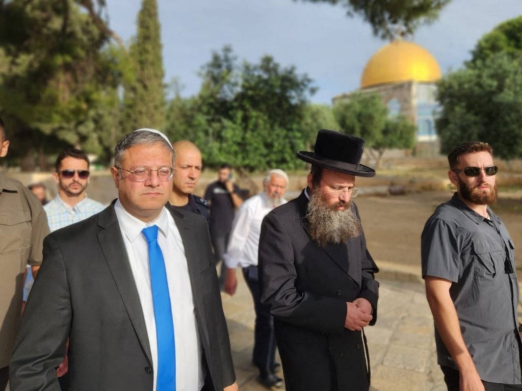 Itamar Ben-Gvir (L) walking through the courtyard of Jerusalem's Al-Aqsa Mosque on 21 May 2023 (AFP)