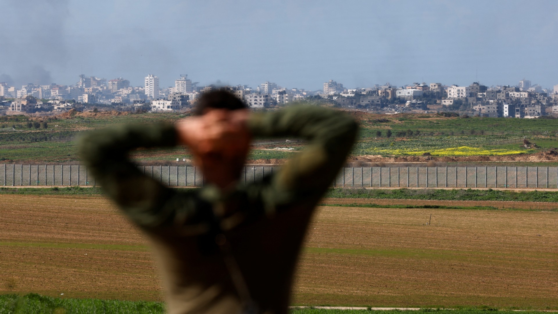 Un soldat israélien regarde en direction des maisons détruites dans le nord de Gaza, le 31 janvier 2024 (Reuters)