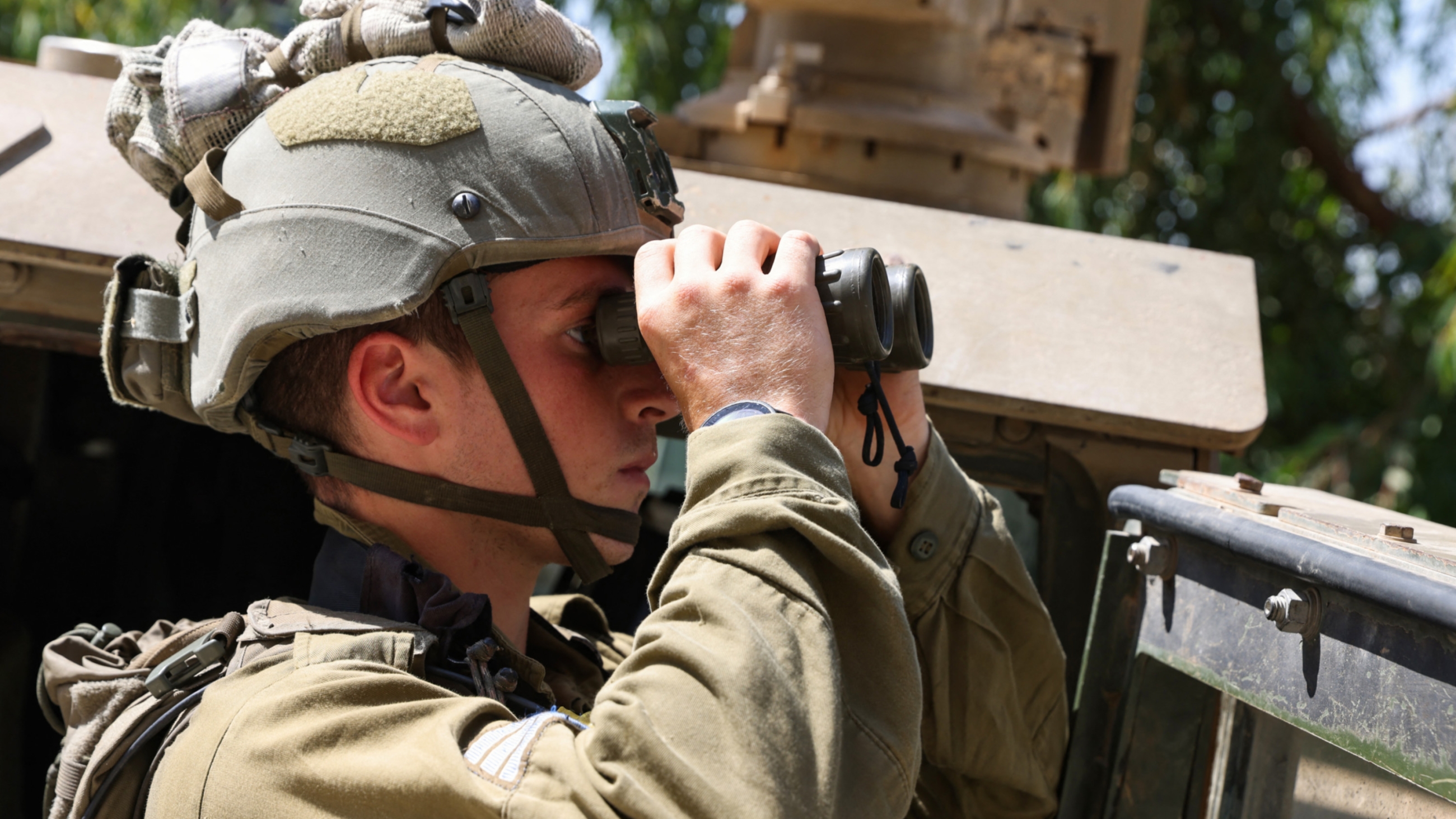 Un soldat israélien lors d’une patrouille dans le village de Ghajar, sur le plateau du Golan, à la frontière avec le Liban, le 6 juillet 2023 (AFP)