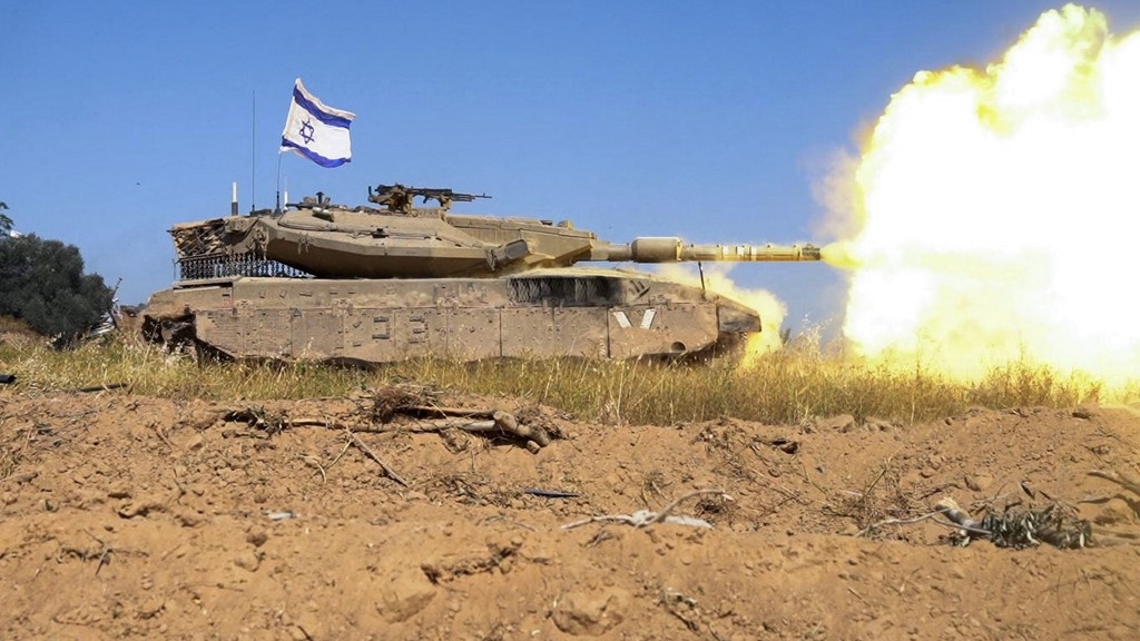 An Israeli army tank fires a round in the Gaza Strip, 22 April 2024 (AFP) 