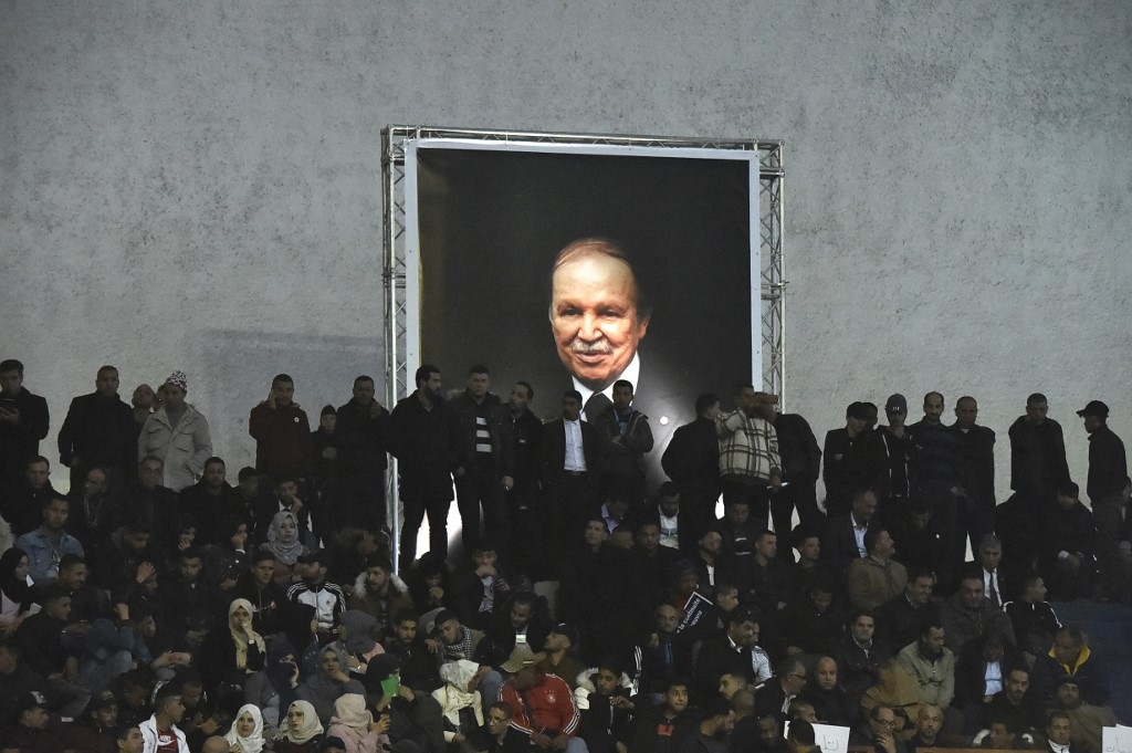 En son absence lors des meetings, les partisans du président déchu Abdelaziz Bouteflika avaient pour habitude d’installer une photo géante de lui (AFP)